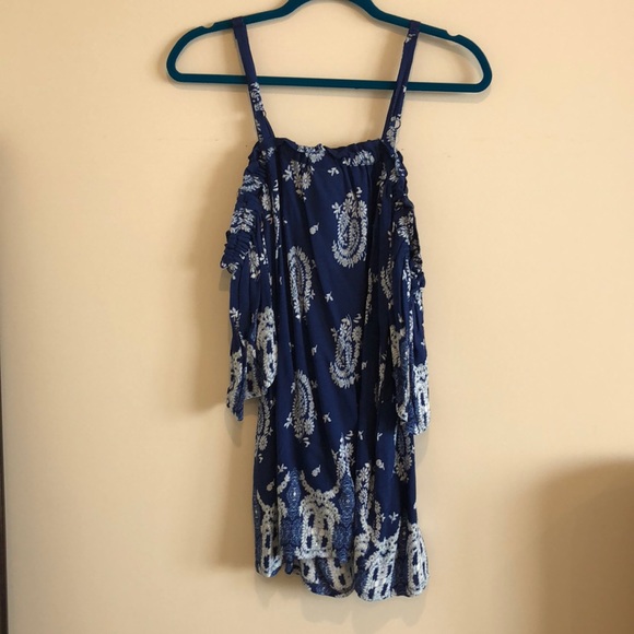 SUPER CUTE mini dress w/ off shoulder detail - Picture 3 of 3